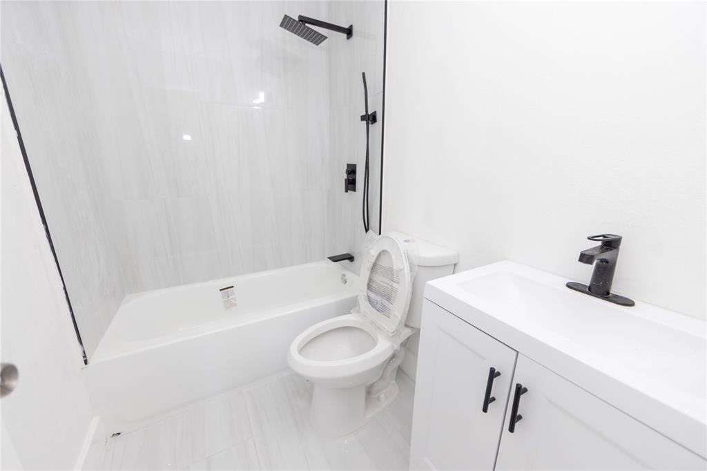 2510 Northeast 3rd Avenue Pompano Beach, FL 33064 - Photo 14 of 23 a bathroom with a sink a toilet and a bathtub