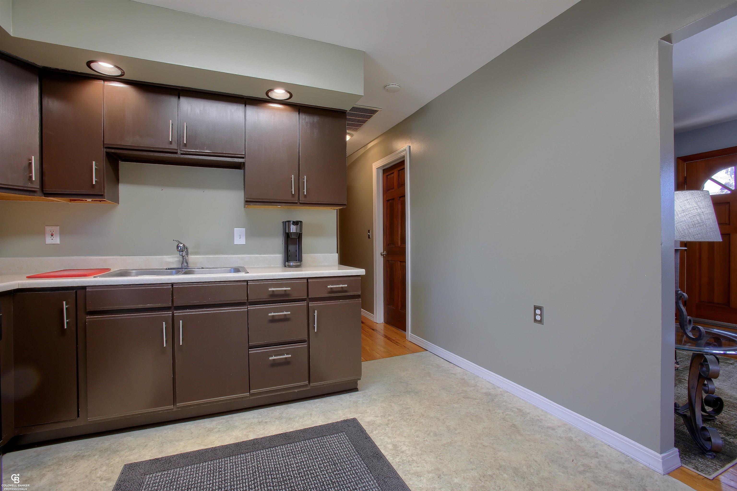 129 Riverside Drive Mount Clemens, MI 48043 - Photo 9 of 21 50104666-8.JPG