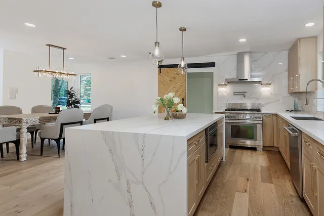 $925,000 | 16 Crinkleroot Court, The Woodlands, TX 77380