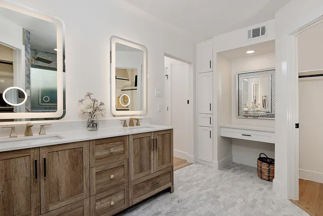 $925,000 | 16 Crinkleroot Court, The Woodlands, TX 77380