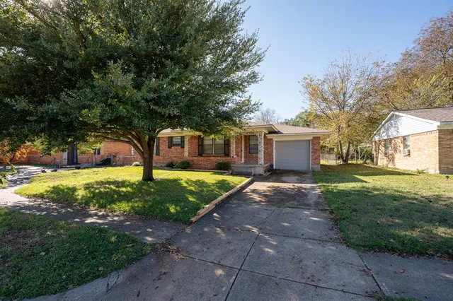 a view of a yard with a house and garden