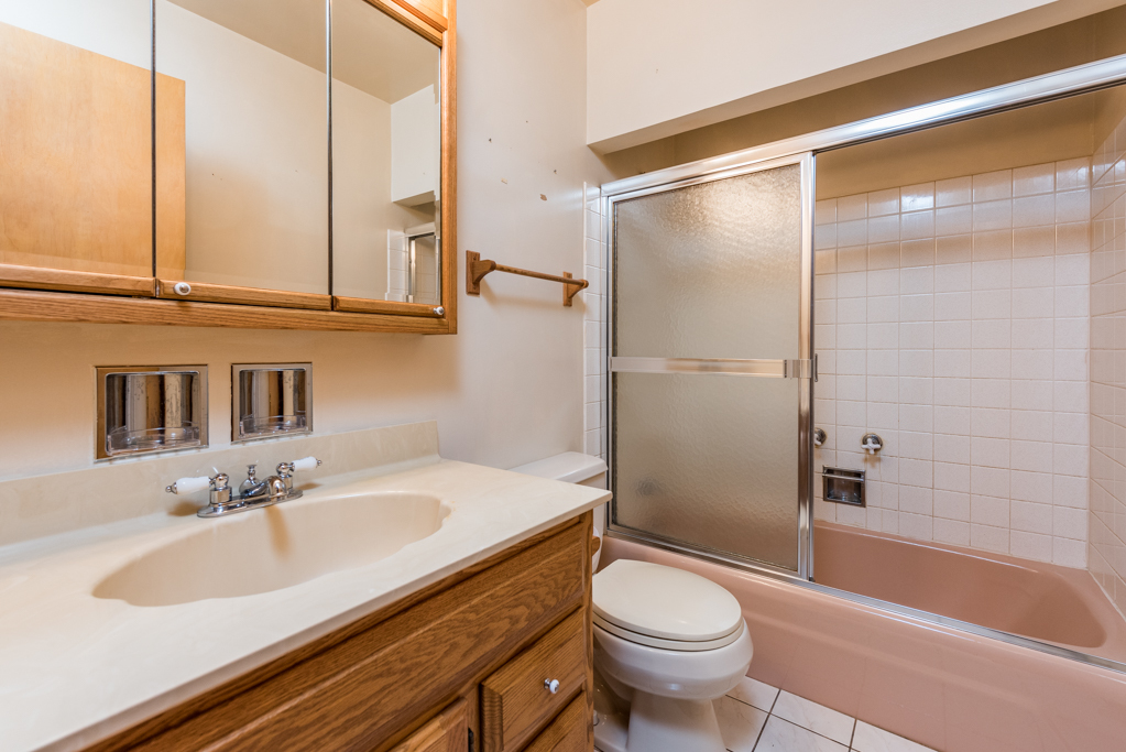 2313 Beck Road Lindenhurst, IL 60046 - Photo 11 of 35 a bathroom with a sink a toilet and a bathtub