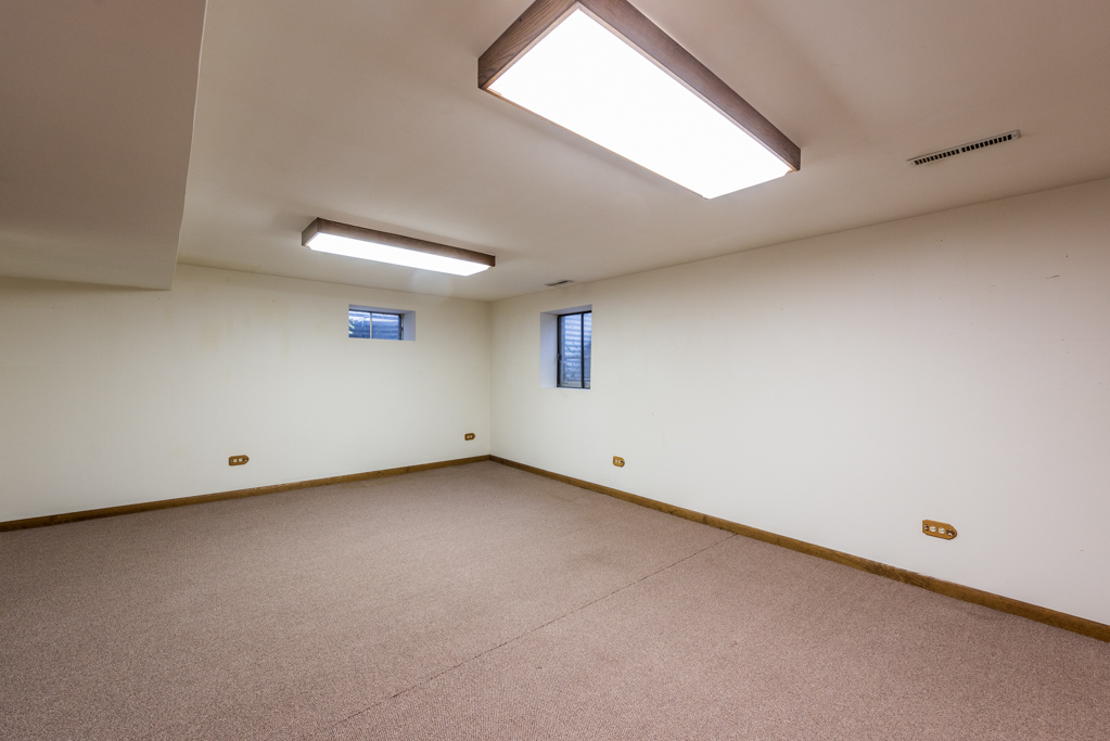 2313 Beck Road Lindenhurst, IL 60046 - Photo 21 of 35 a view of a room