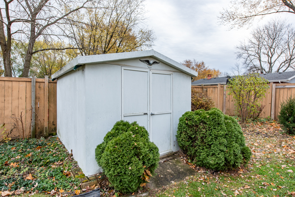 2313 Beck Road Lindenhurst, IL 60046 - Photo 32 of 35 a backyard of a house with lots of green space