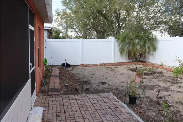 a view of a backyard