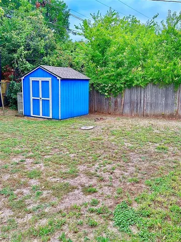 a view of front of a house with a yard