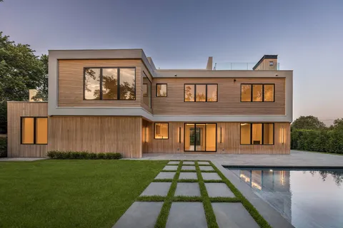 a view of a house with backyard