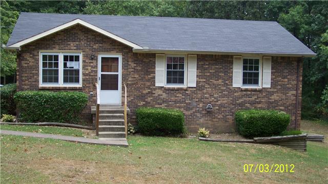 122 Robin Hood Road Dickson, TN 37055 - Photo 1 of 12 Front