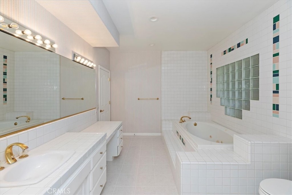 1507 Weston Way Riverside, CA 92506 - Photo 40 of 55 a bathroom with a tub sink and mirror