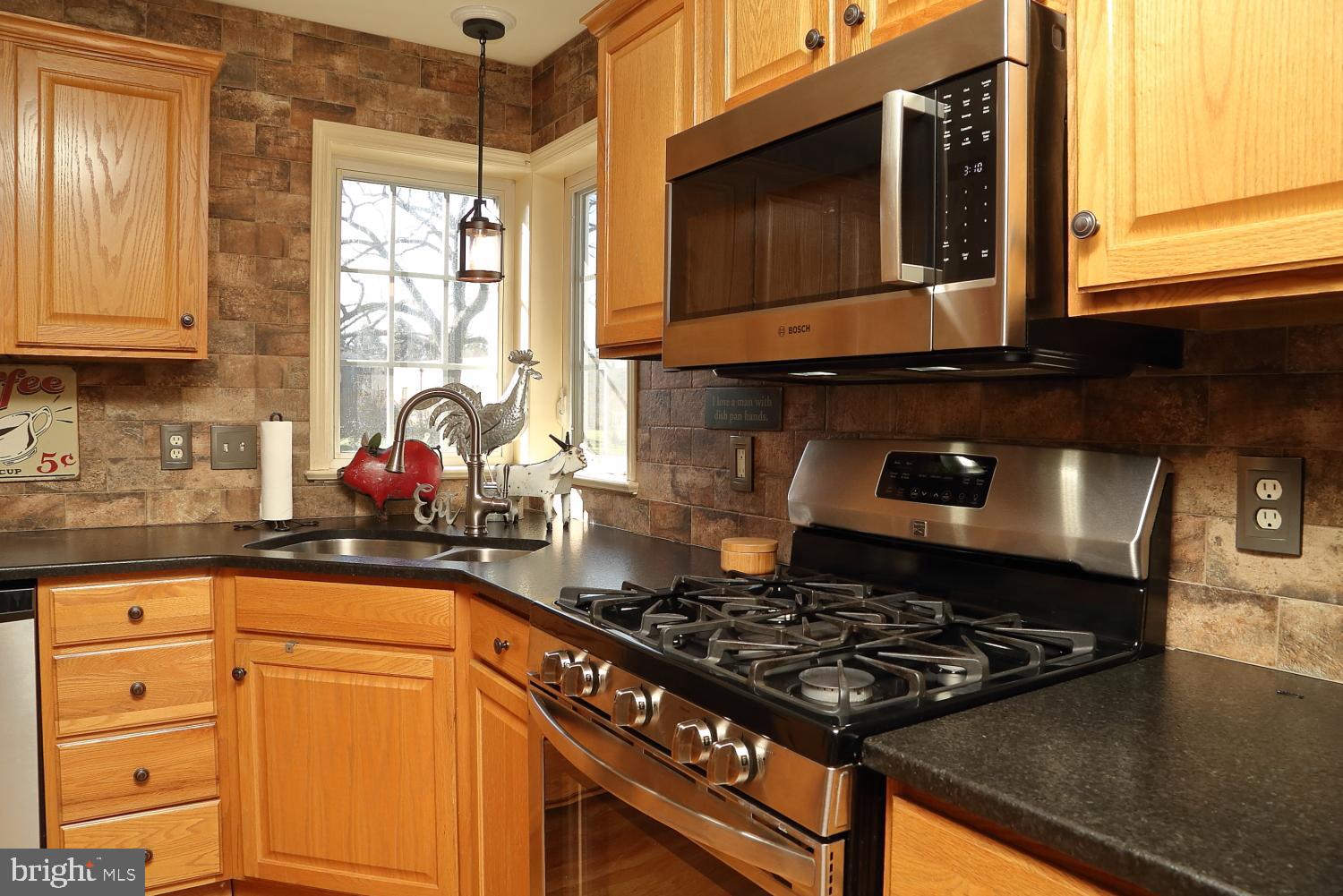 114 Saybrooke Drive Lititz, PA 17543 - Photo 17 of 34 Kitchen - bright and cheery with granite tops