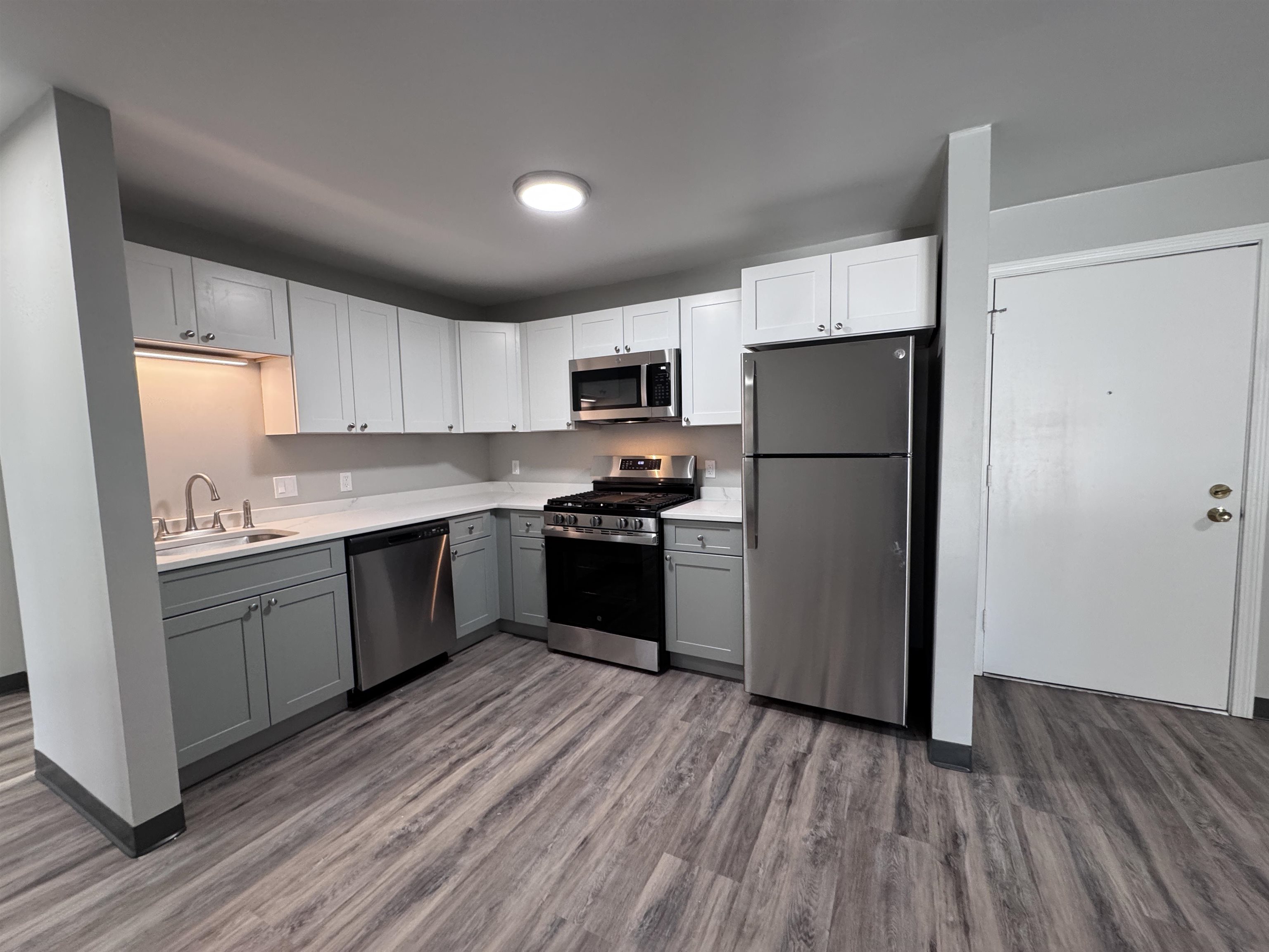 379 Huse Road, Unit 14 Manchester, NH 03103 - Photo 2 of 30