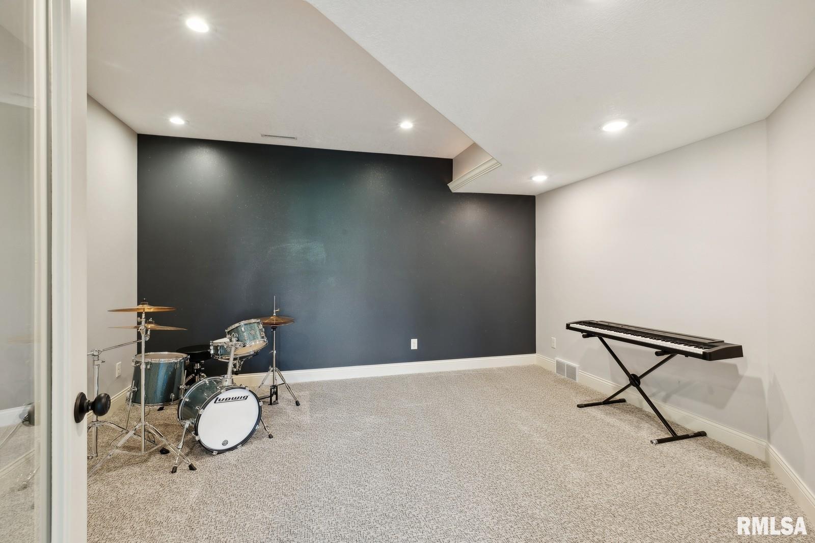 5877 Cardinal Road Bettendorf, IA 52722 - Photo 60 of 75 Gallery Image 60