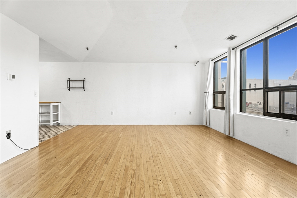 531 Main Street, Unit 403M Worcester, MA 01608 - Photo 11 of 39 a view of an empty room with a window