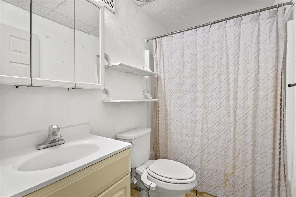 531 Main Street, Unit 403M Worcester, MA 01608 - Photo 33 of 39 a bathroom with a sink a toilet and vanity