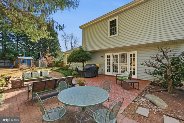 a view of a yard with a house