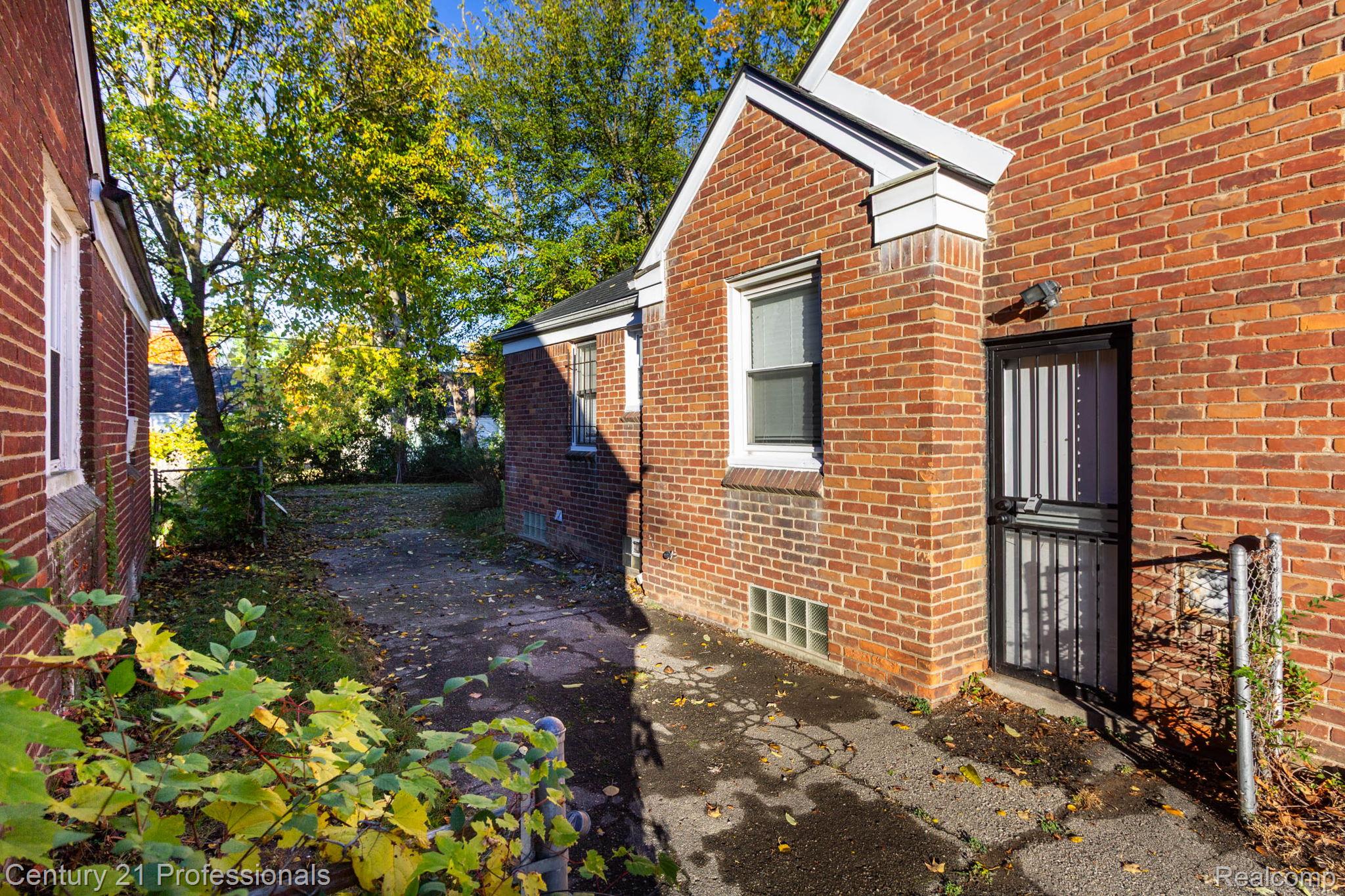 18951 Edinborough Road Detroit, MI 48219 - Photo 29 of 47 View of side of home with brick siding