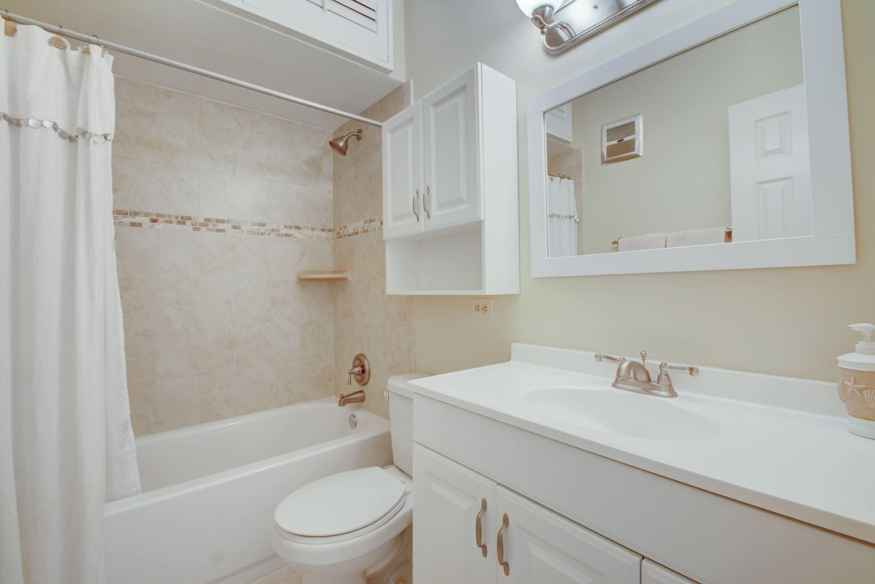 2730 Banyan Road, Unit B1 Boca Raton, FL 33432 - Photo 7 of 35 Guest bathroom
