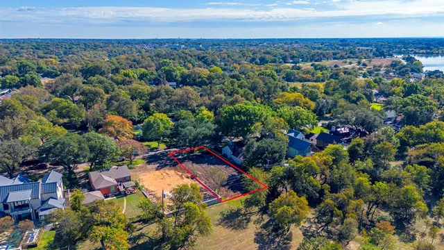 a view of a backyard with pathway