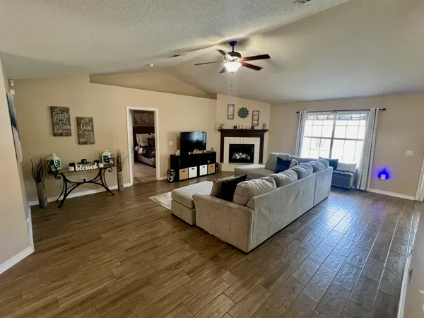 $2,400 | 318 Riverchase Boulevard, Crestview, FL 32536