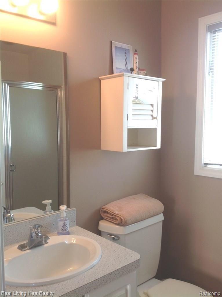 733 Augusta Drive Rochester, MI 48309 - Photo 21 of 53 2nd fl boys bath.jpg