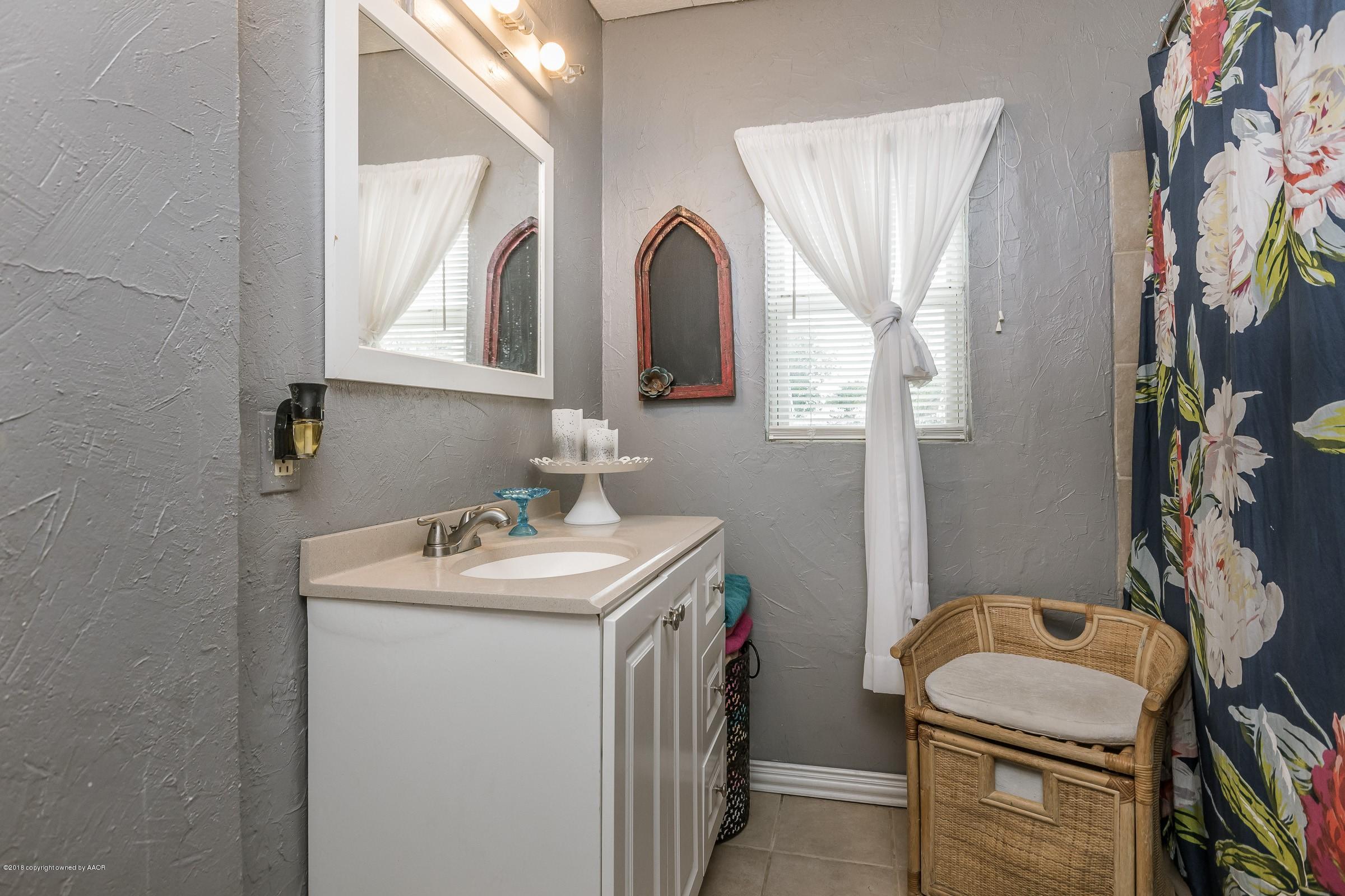 4011 South Tyler Street Amarillo, TX 79110 - Photo 13 of 18 013_Hall Bathroom