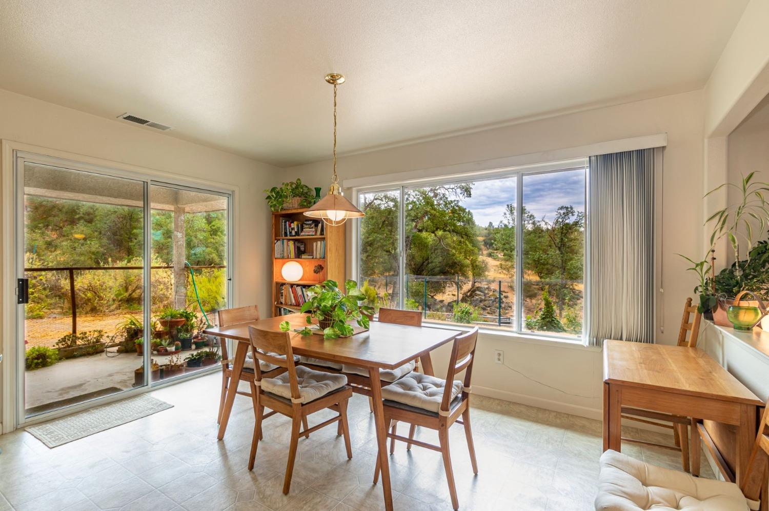 30093 Revis Road Coarsegold, CA 93614 - Photo 9 of 48 Dining area