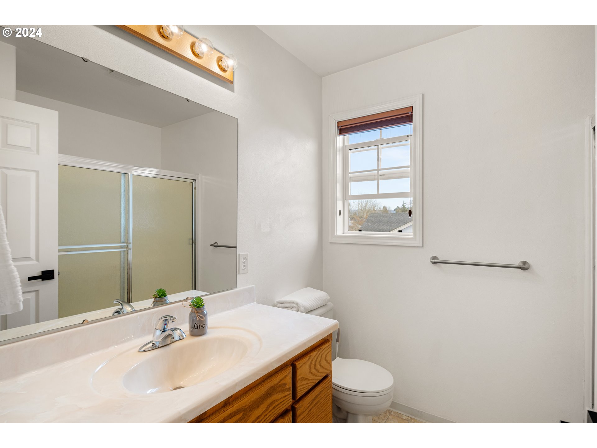 2999 Brett Loop Eugene, OR 97404 - Photo 26 of 47 Bathroom