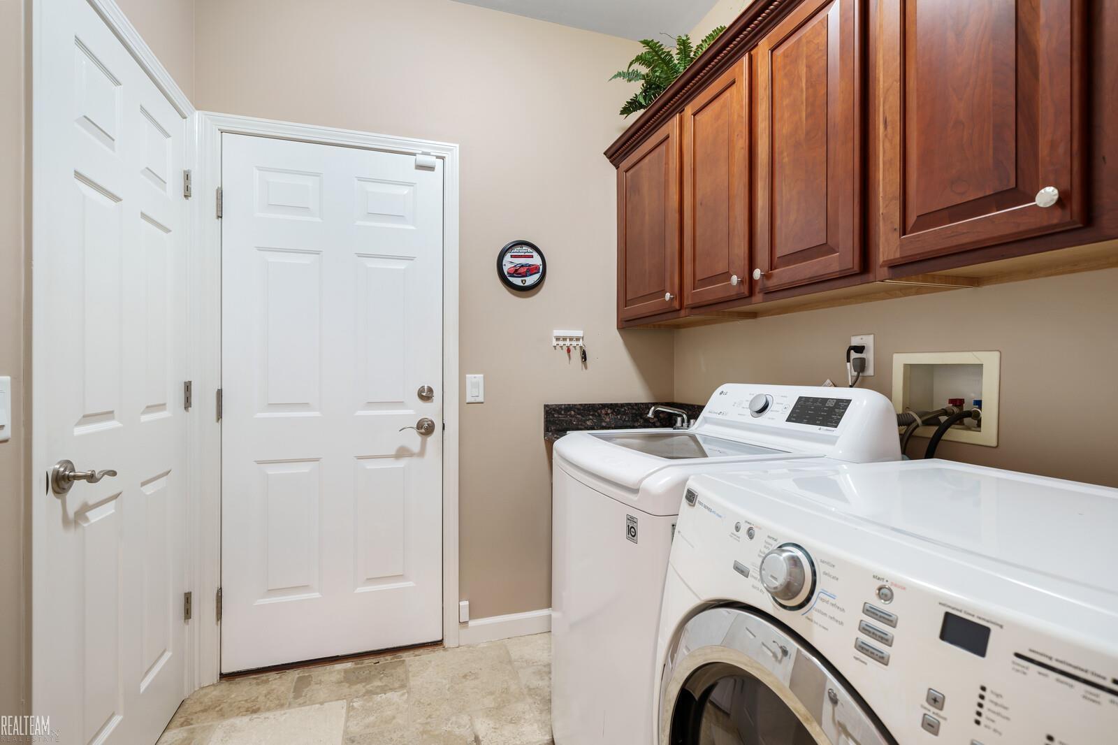 5043 Belmonte Drive Rochester, MI 48306 - Photo 25 of 46 50192211-852e4b3f-4f09-439c-bac9-d787c1a6ebc9.JPG