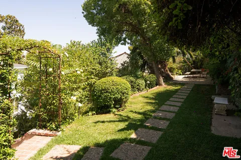 a view of an outdoor space