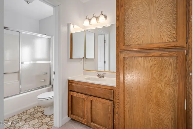an empty room with window and a ceiling fan