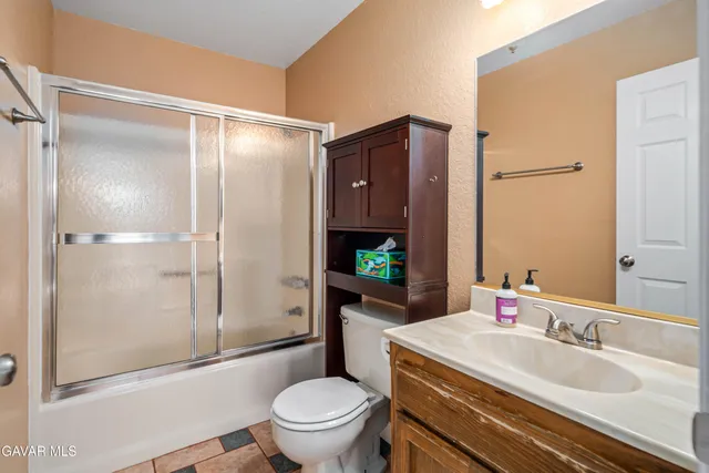 a view of empty room with ceiling fan