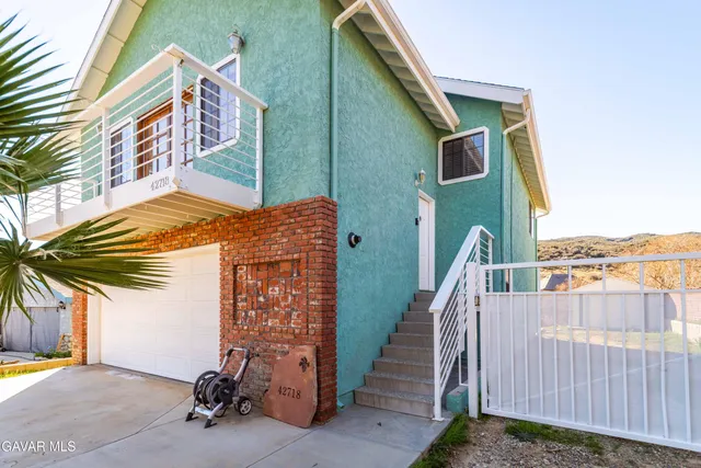 a view of a house with backyard and deck