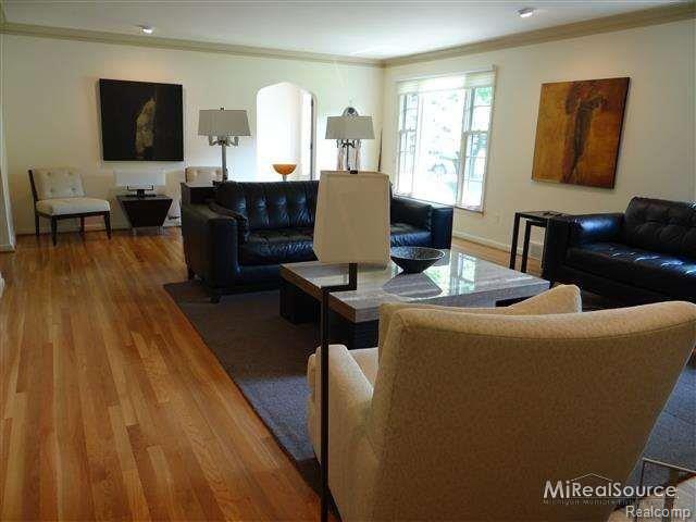 16 Hampton Road Grosse Pointe, MI 48236 - Photo 8 of 23 31154474-7.jpg