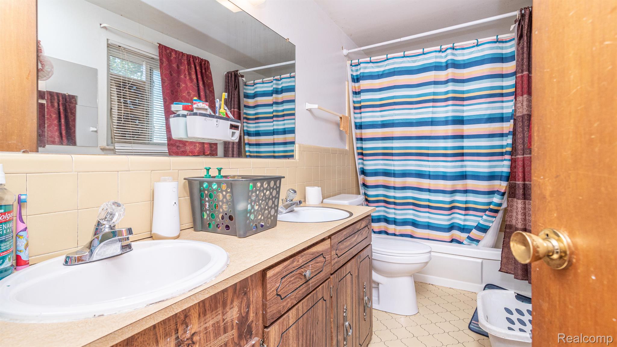 9775 Pardee Road Taylor, MI 48180 - Photo 18 of 29 Main bathroom