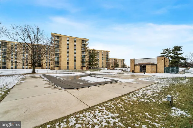a view of residential houses with city street