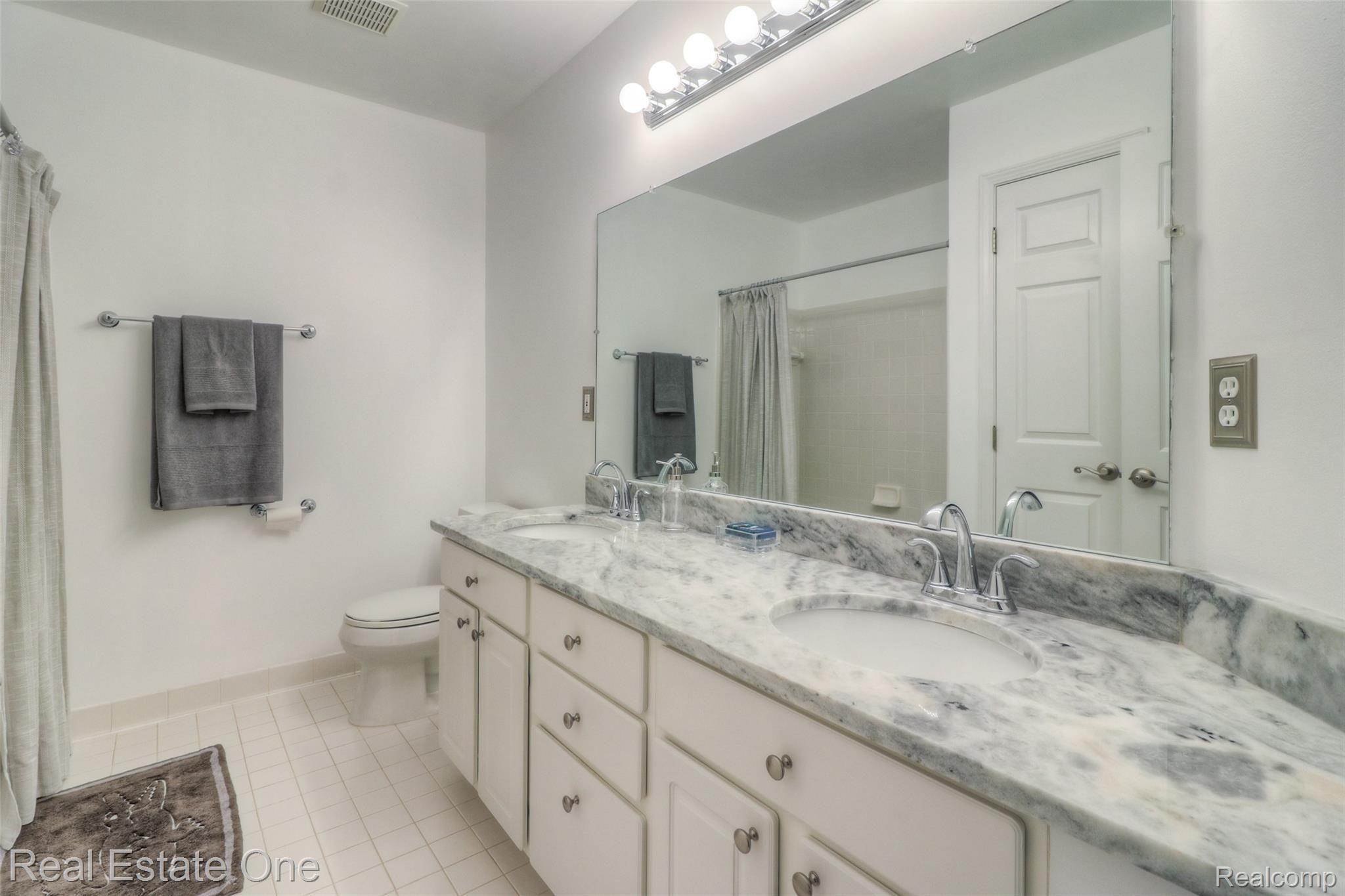 2703 Oak View Court Rochester, MI 48307 - Photo 32 of 53 2703 Oak View LRT 2019-48.JPG