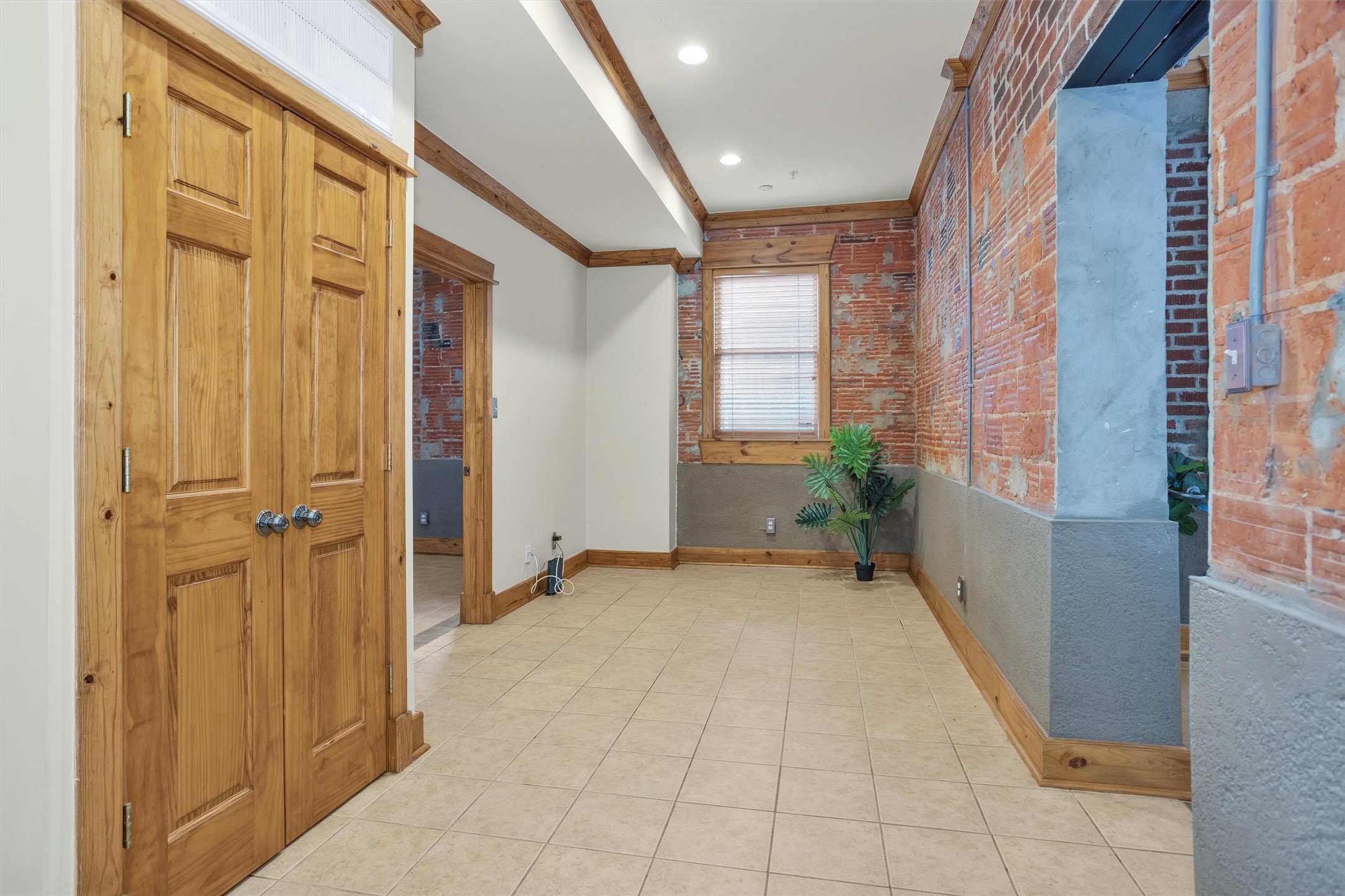 215 West Norma Street, Unit 104 Houston, TX 77009 - Photo 24 of 37 a view of an entryway with a livingroom