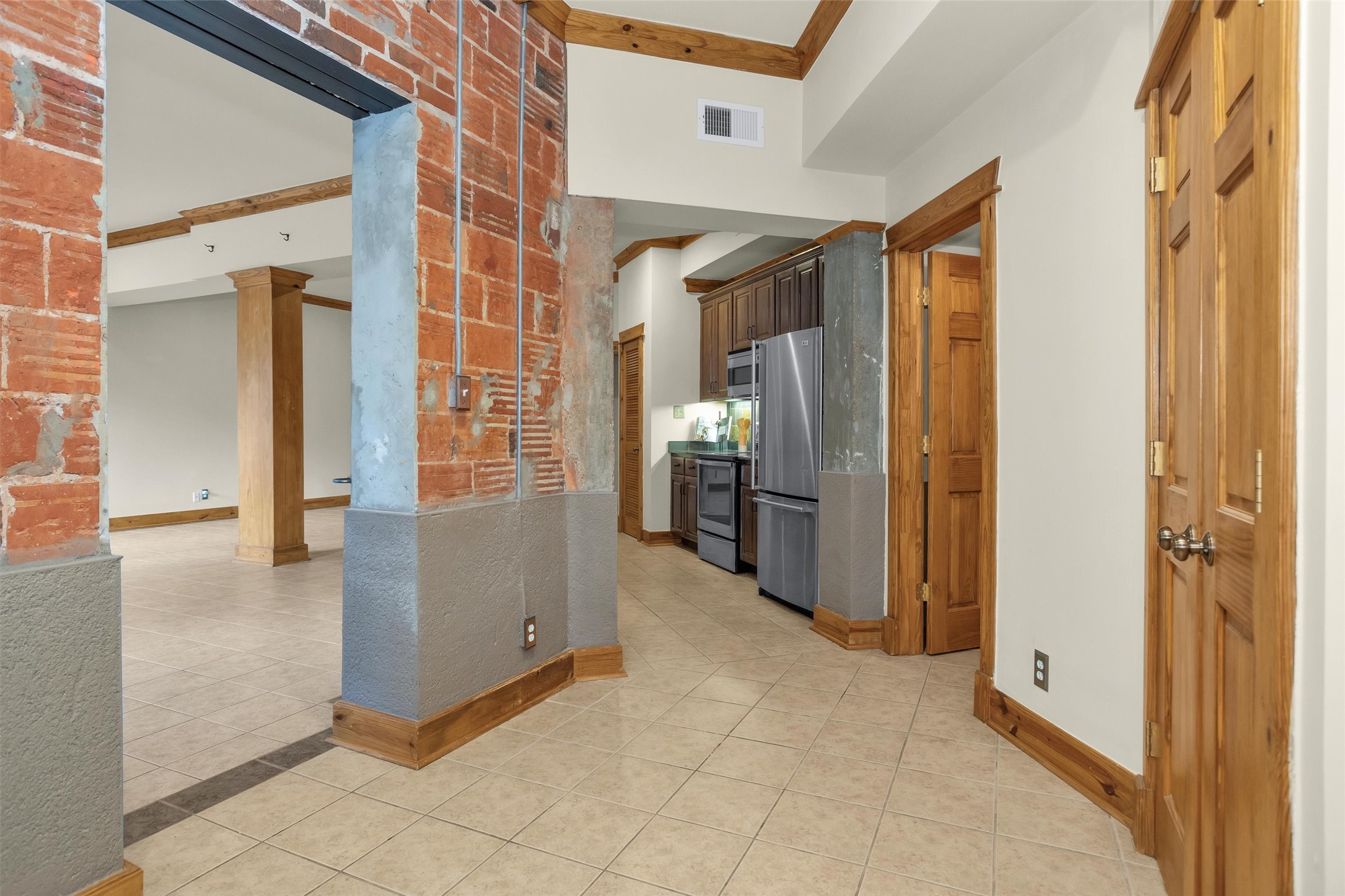 215 West Norma Street, Unit 104 Houston, TX 77009 - Photo 27 of 37 a view of a hallway with living room