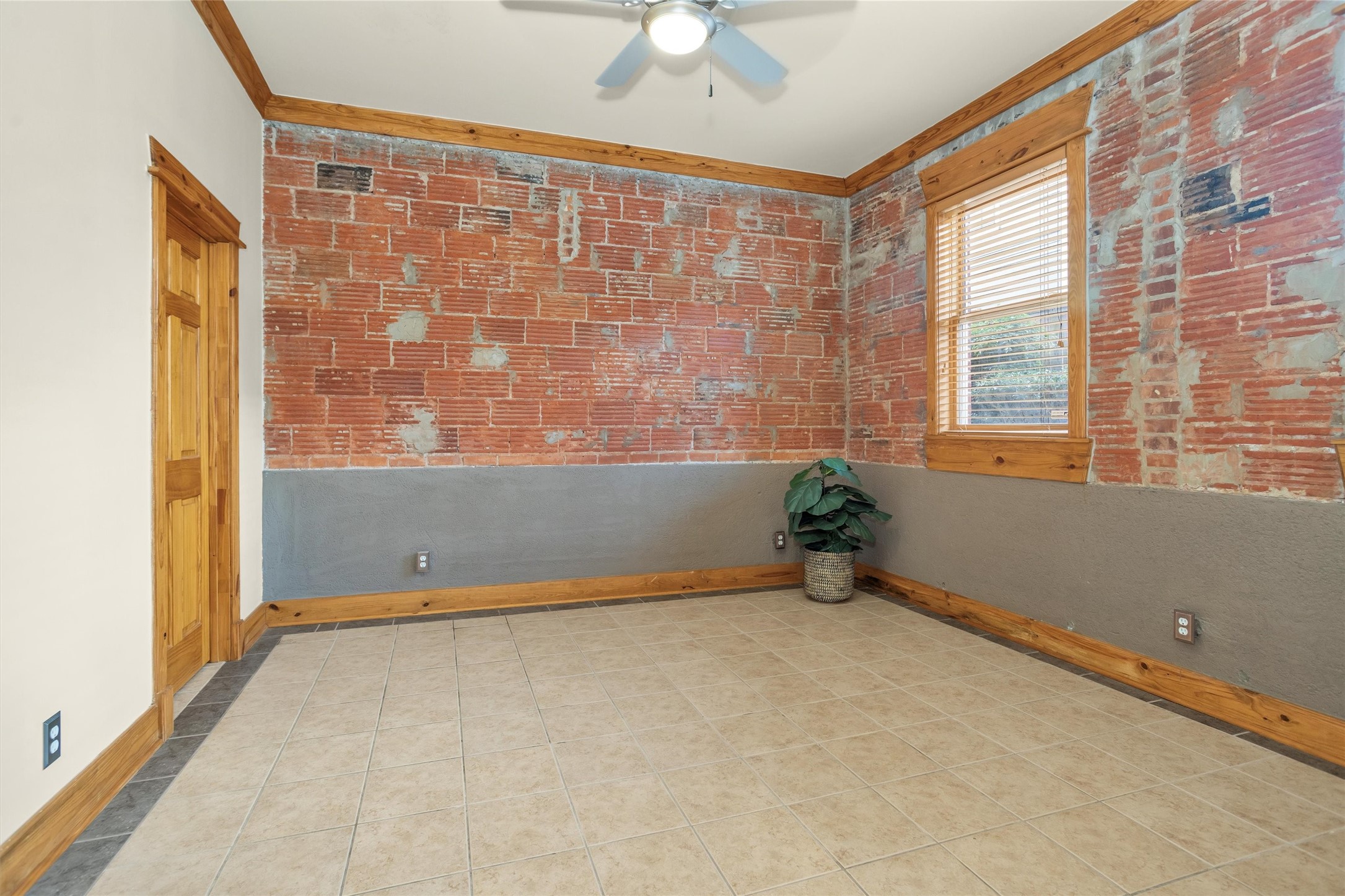 215 West Norma Street, Unit 104 Houston, TX 77009 - Photo 28 of 37 a view of an empty room with a window