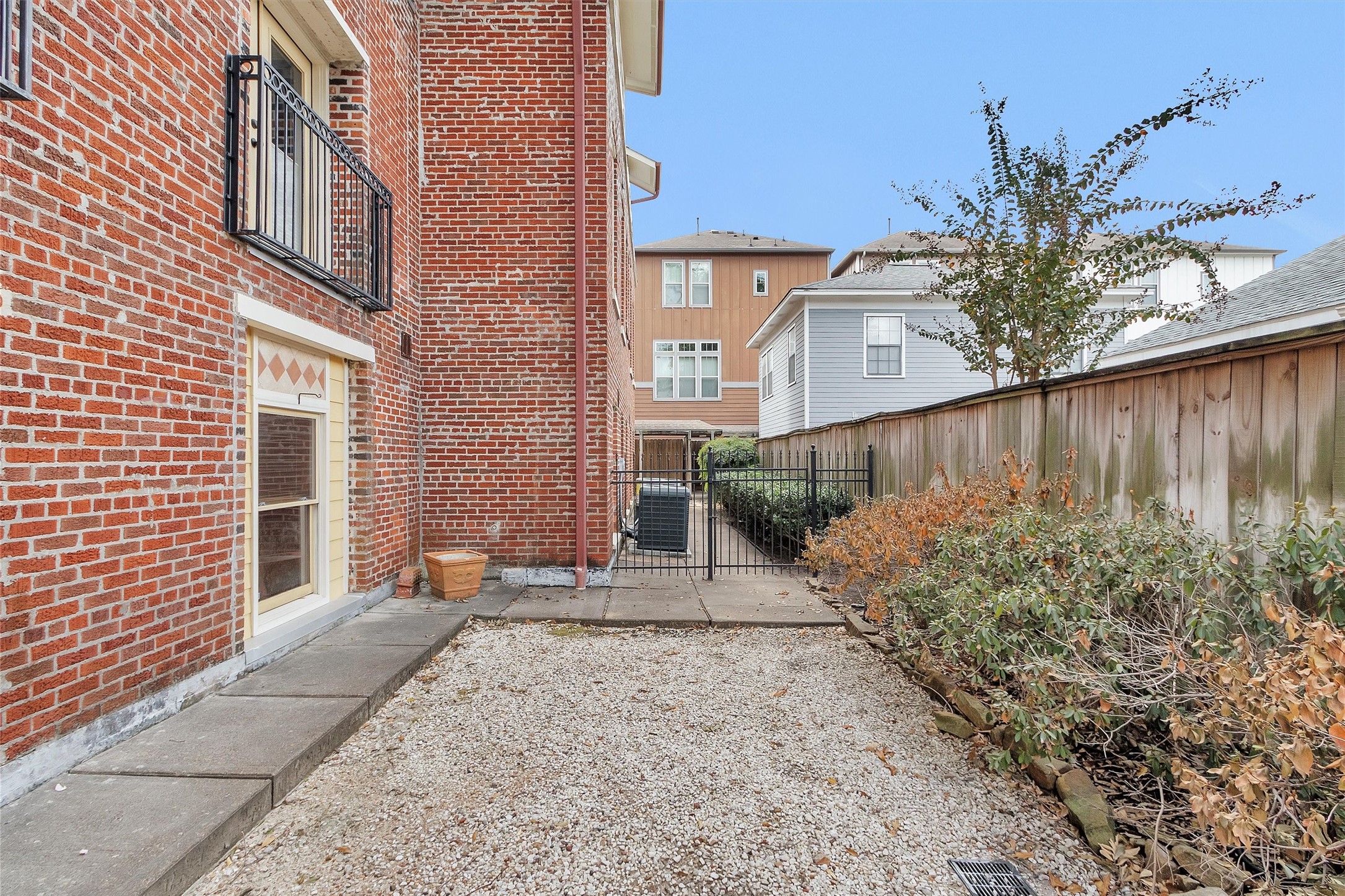 215 West Norma Street, Unit 104 Houston, TX 77009 - Photo 35 of 37 a backyard of a house