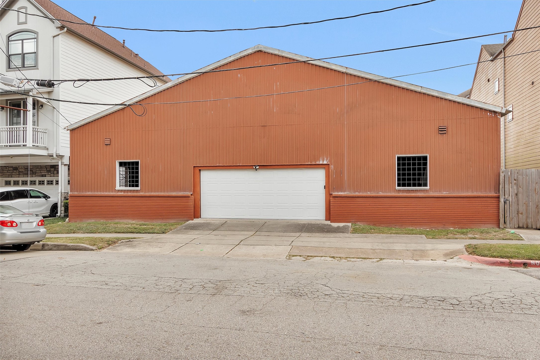 215 West Norma Street, Unit 104 Houston, TX 77009 - Photo 37 of 37 a backyard of a house
