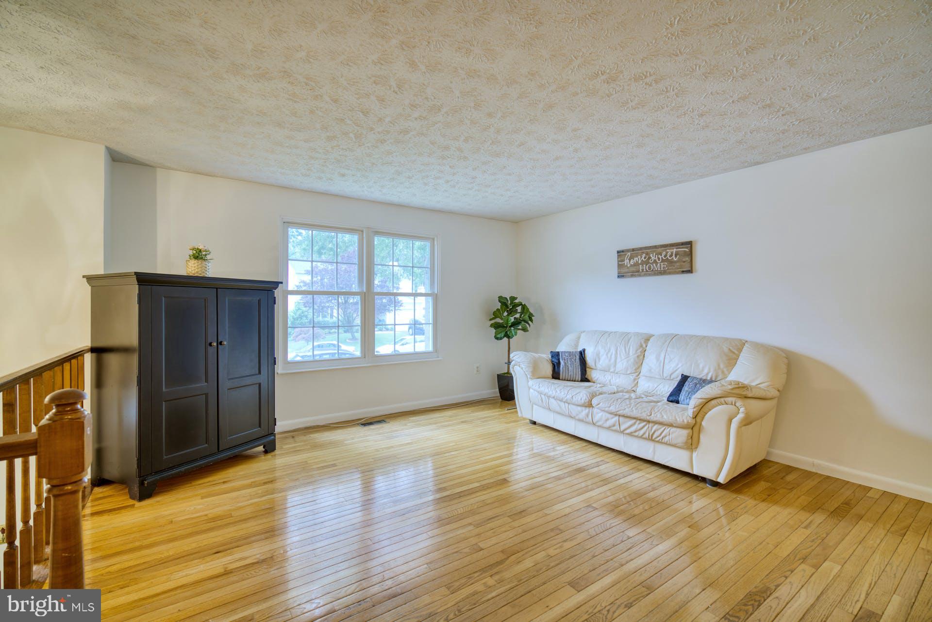 8286 Raindrop Way Springfield, VA 22153 - Photo 6 of 40 Large Living Room