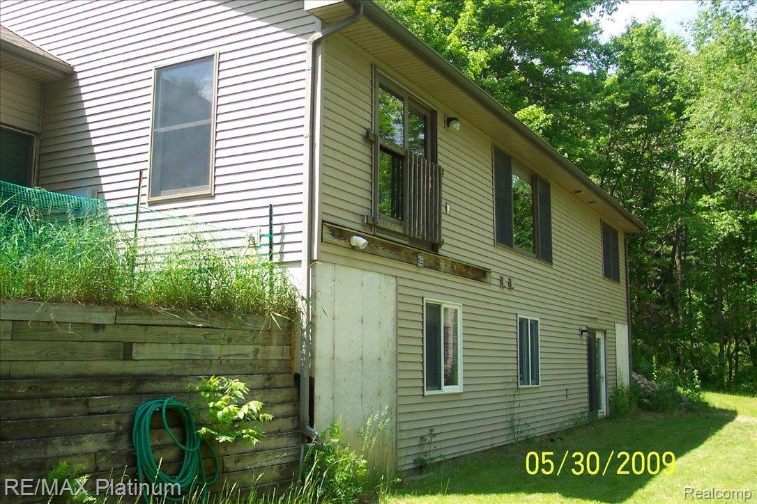 5101 Richardson Road Howell, MI 48843 - Photo 6 of 9 rear viwe