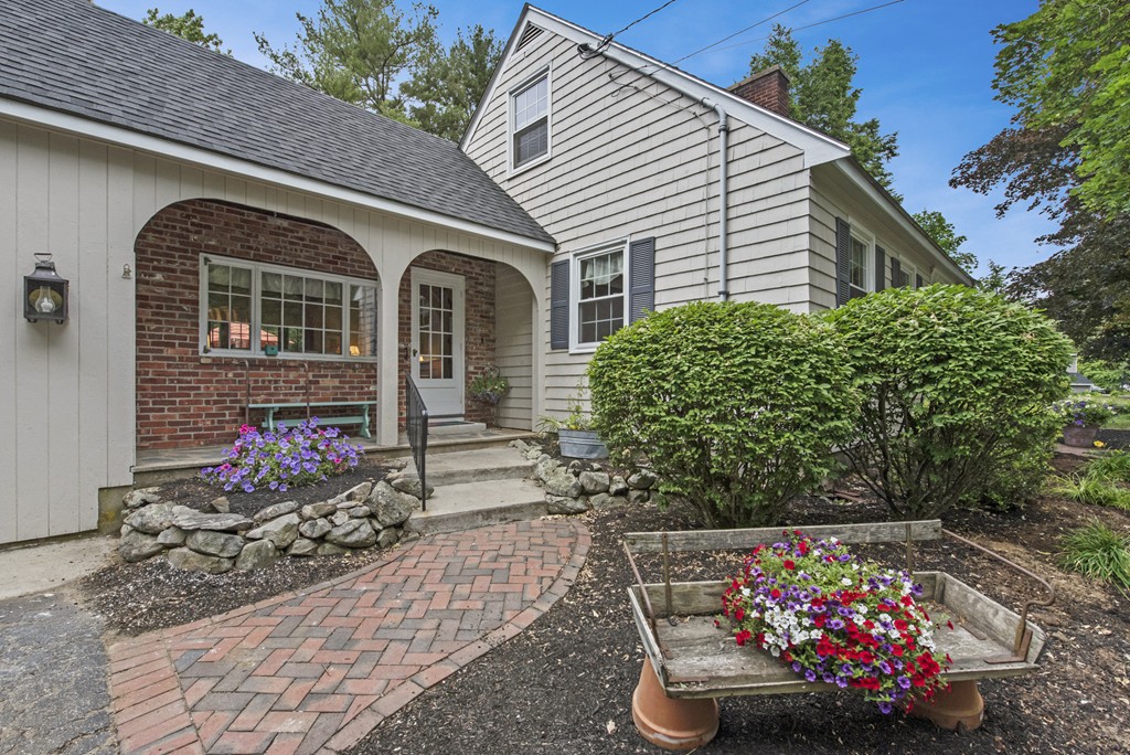 11 Forrest Road Topsfield, MA 01983 - Photo 4 of 30 a front view of a house