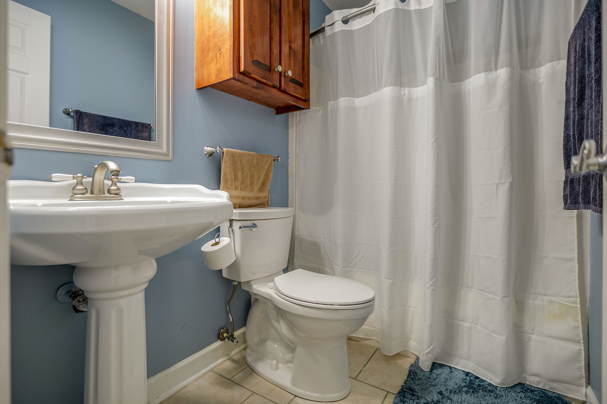 3029 Viewpointe Way Columbia, TN 38401 - Photo 21 of 40 a bathroom with a sink toilet and mirror