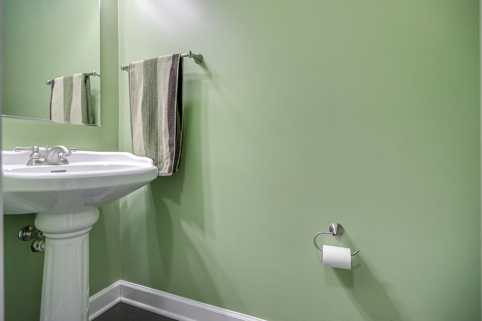 3029 Viewpointe Way Columbia, TN 38401 - Photo 27 of 40 a bathroom with a sink and a mirror