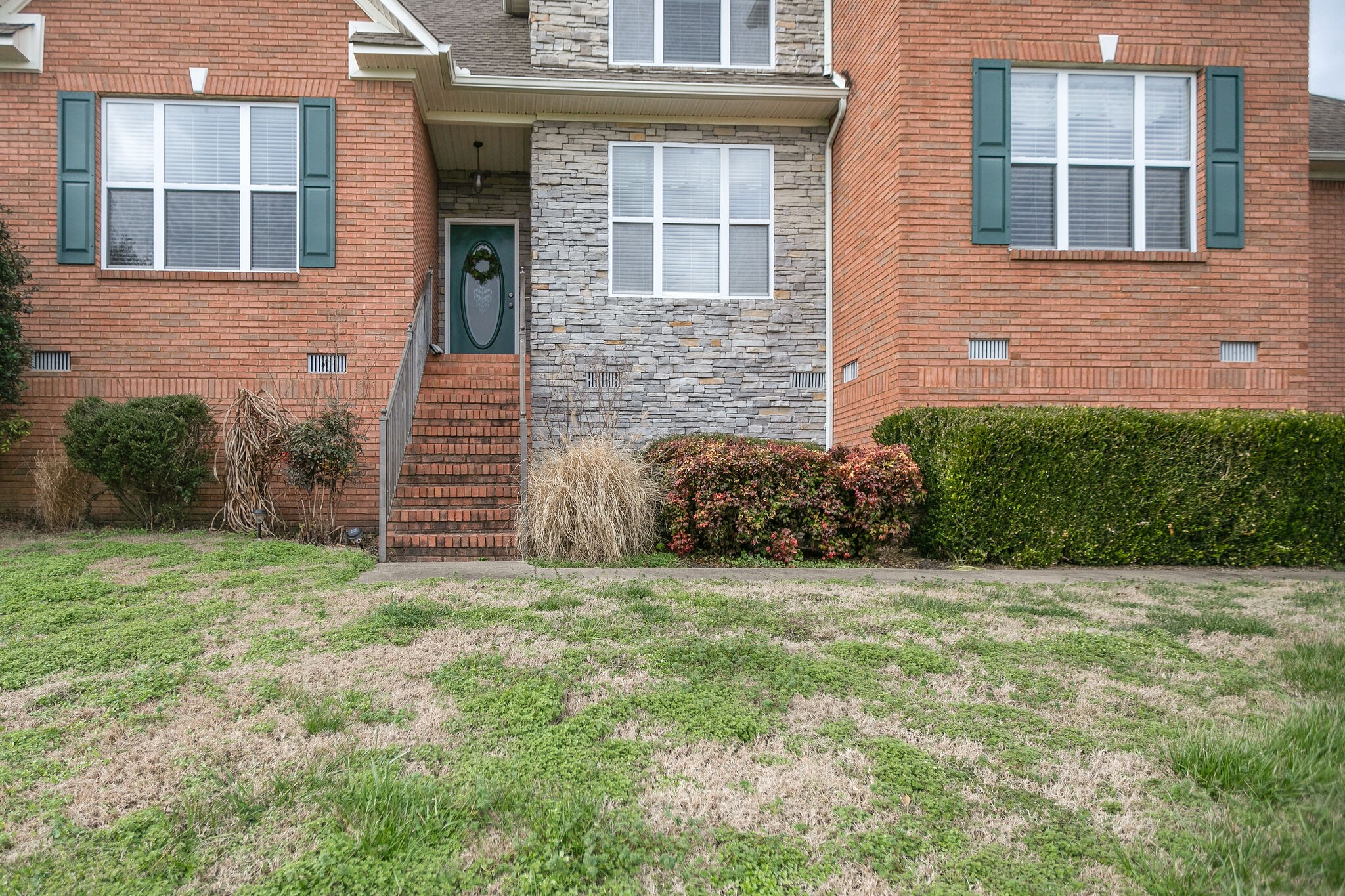 3029 Viewpointe Way Columbia, TN 38401 - Photo 38 of 40 a view of a brick house with a yard