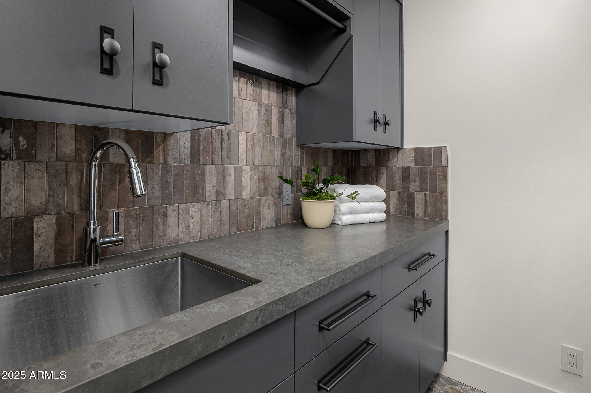 10041 North 52nd Place Paradise Valley, AZ 85253 - Photo 17 of 31 laundry