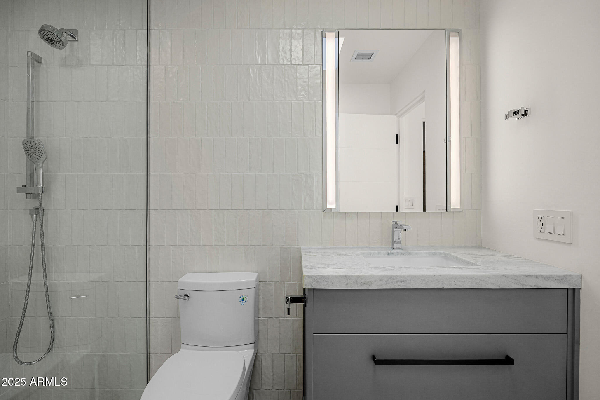 10041 North 52nd Place Paradise Valley, AZ 85253 - Photo 18 of 31 guest bathroom2