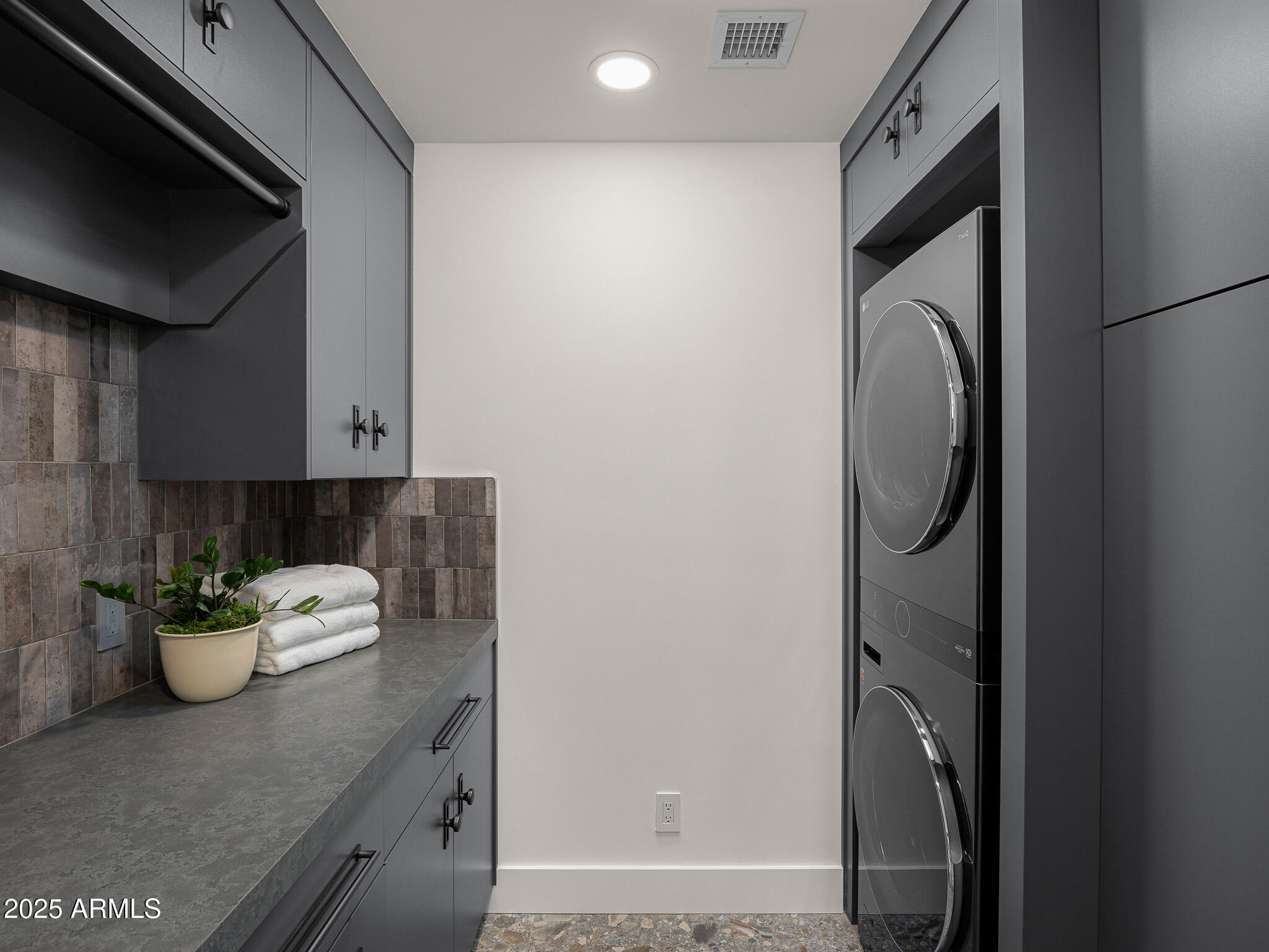 10041 North 52nd Place Paradise Valley, AZ 85253 - Photo 20 of 31 laundry